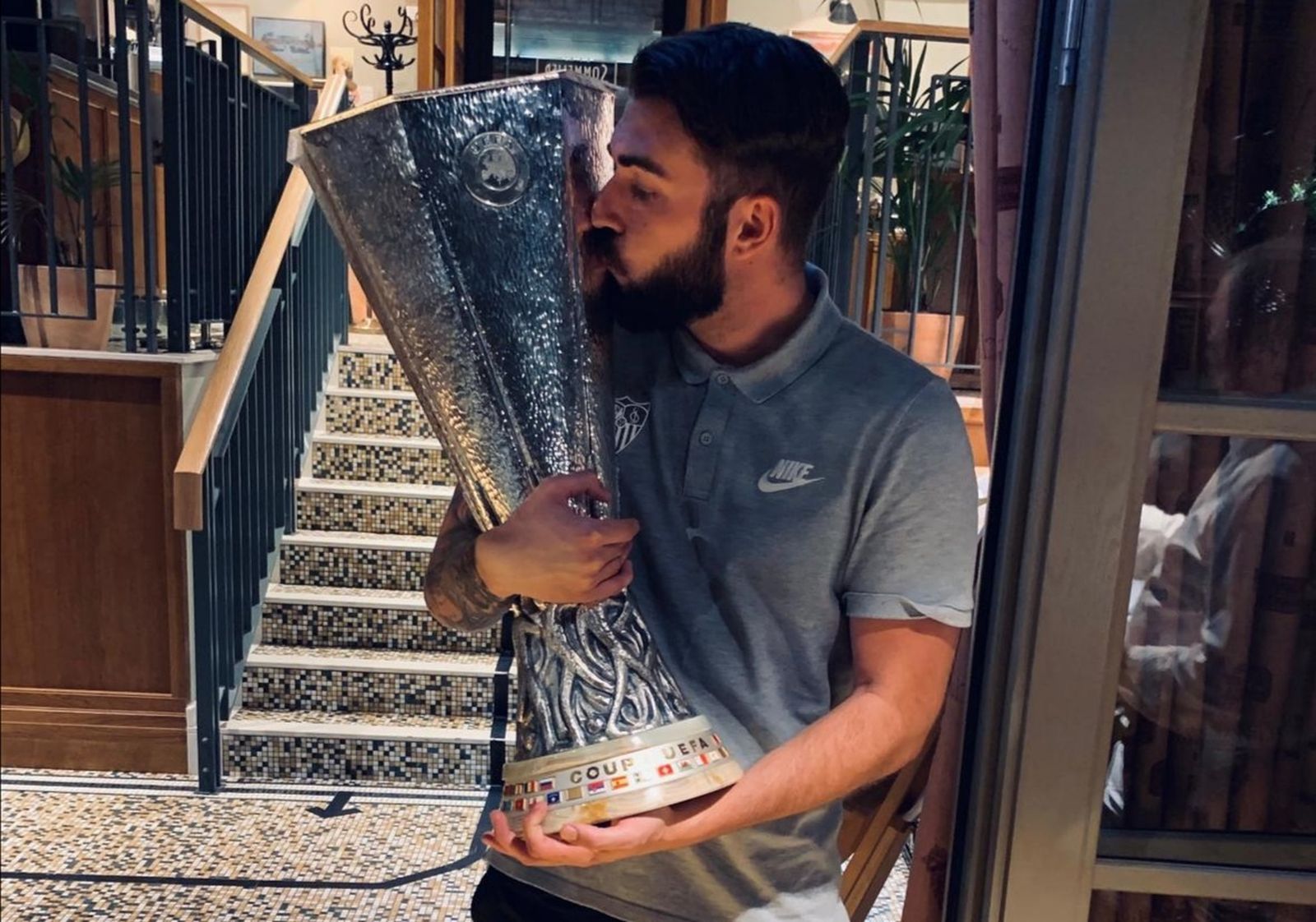 Vargas besa la sexta Europa League lograda por los sevillistas en Colonia (Alemania).