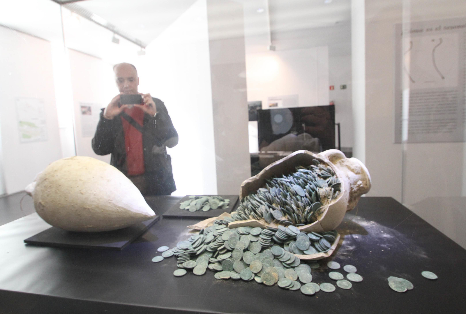 Dos de las ánforas de Tomares, que se exponen en el Arqueológico.