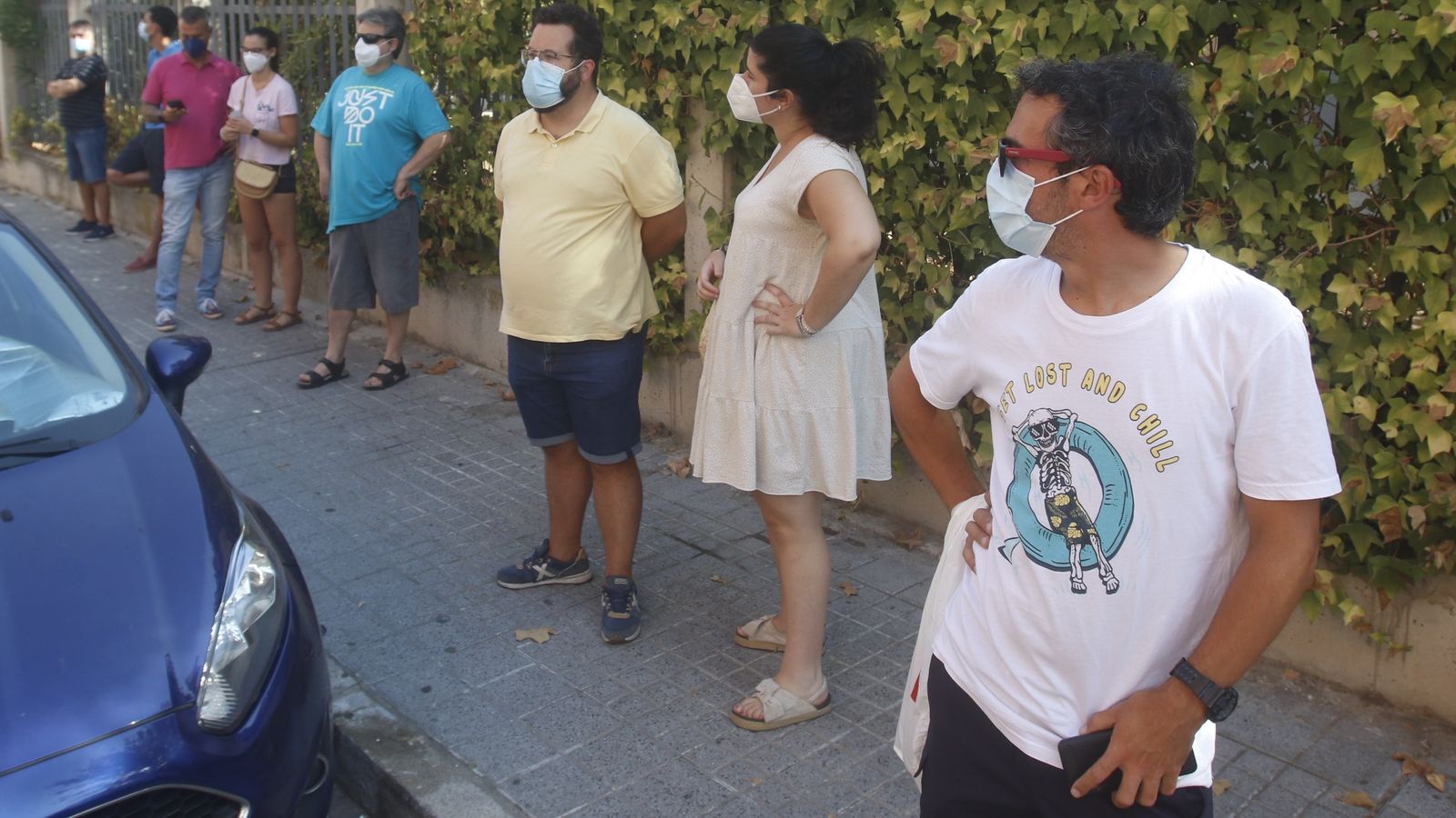 Varios seguidores guardan su turno a la puerta de la sede social del Córdoba Futsal.