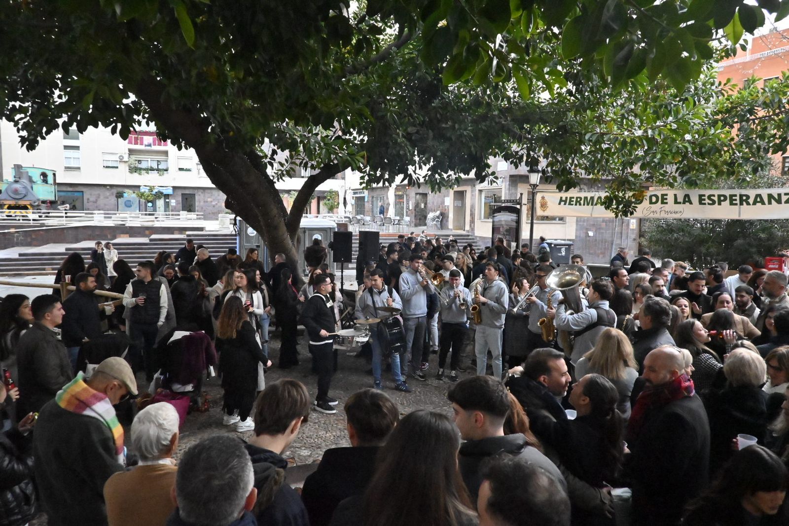 Las imágenes de la Zambomba de la Hermandad de la Esperanza en la Plaza Niña
