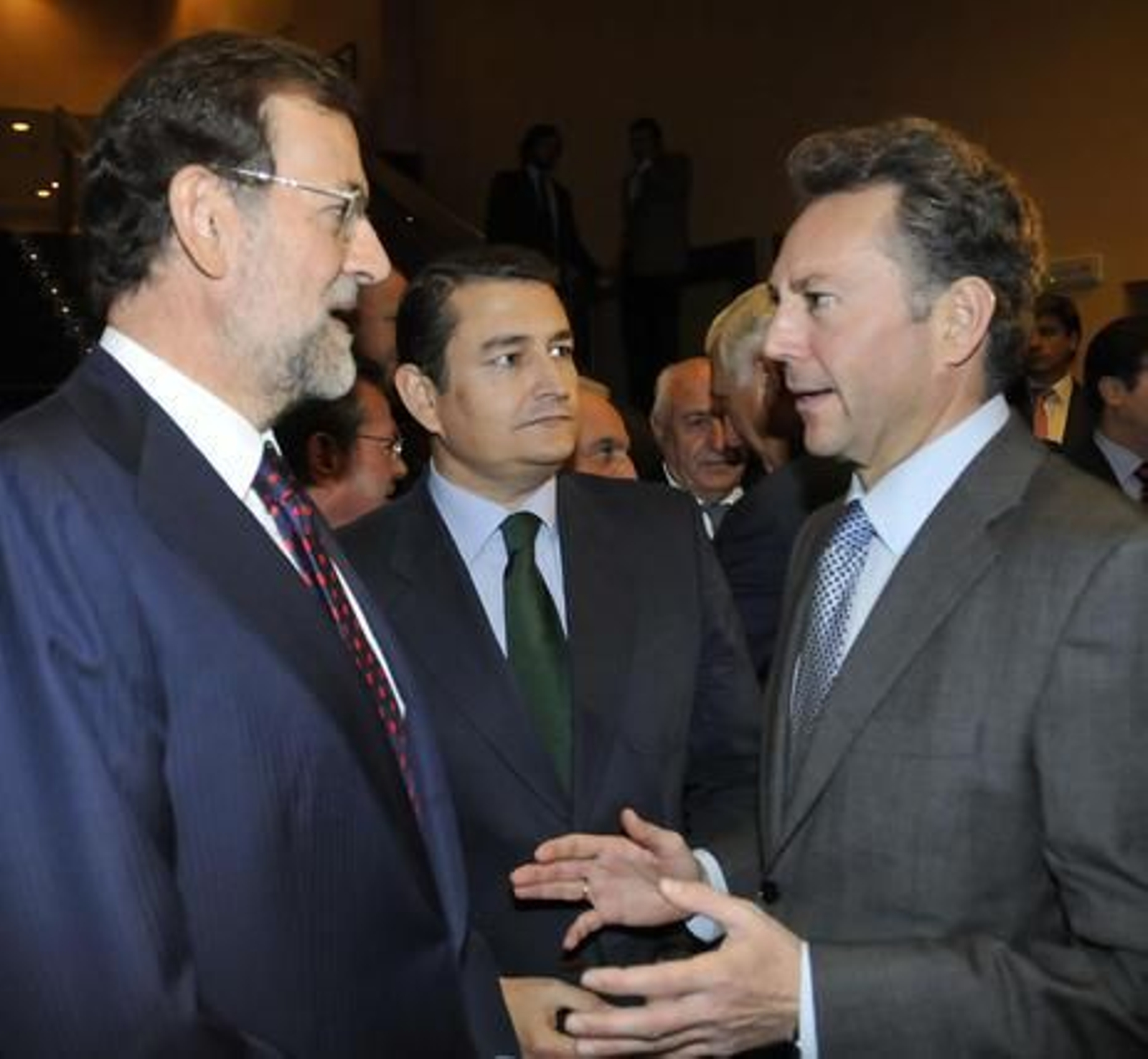 Mariano Rajoy conversa con José Joly en presencia de Antonio Sanz.

Foto: Juan Carlos Vazquez / Victoria Hidalgo