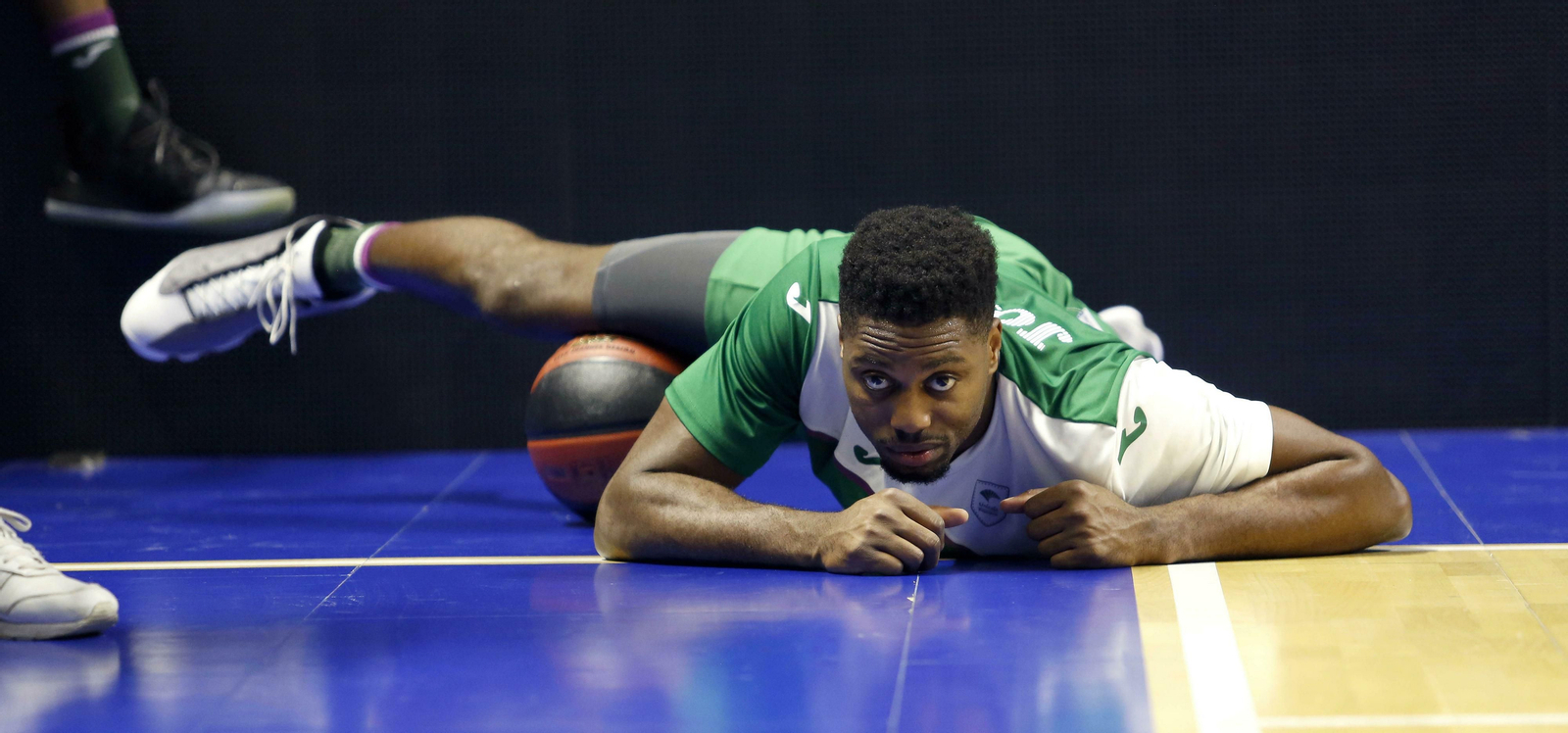 Melvin Ejim realiza estiramientos.