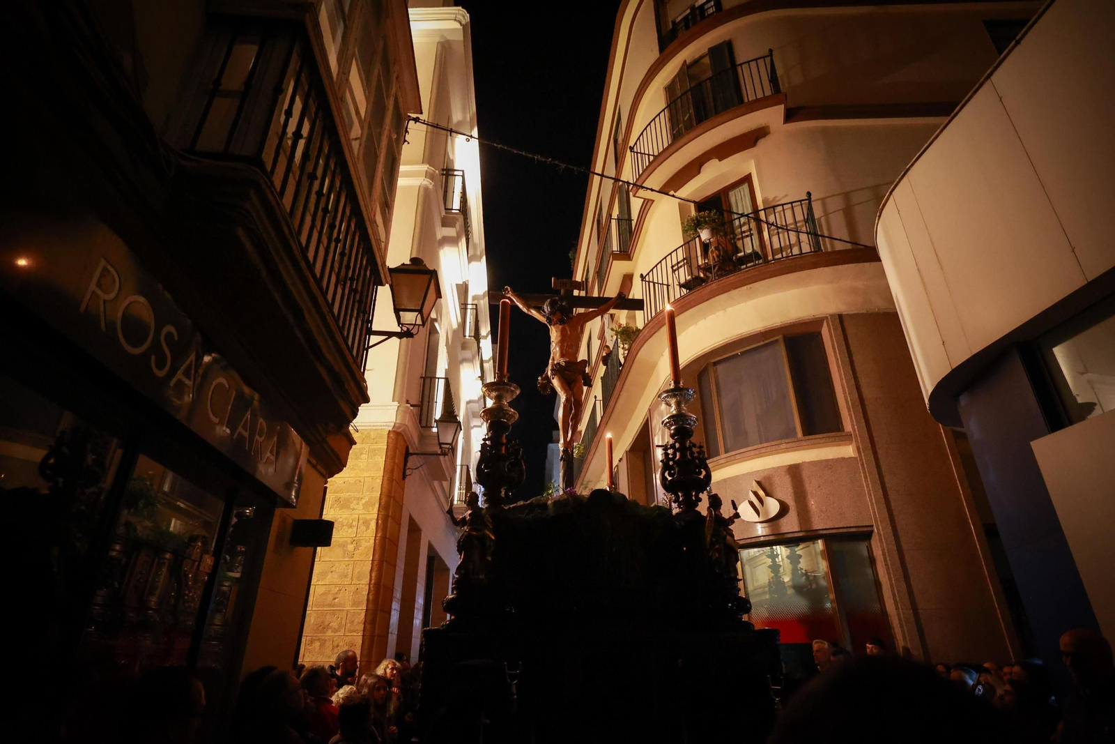 Imágenes de la salida de Buena Muerte en la Semana Santa de Cádiz 2025