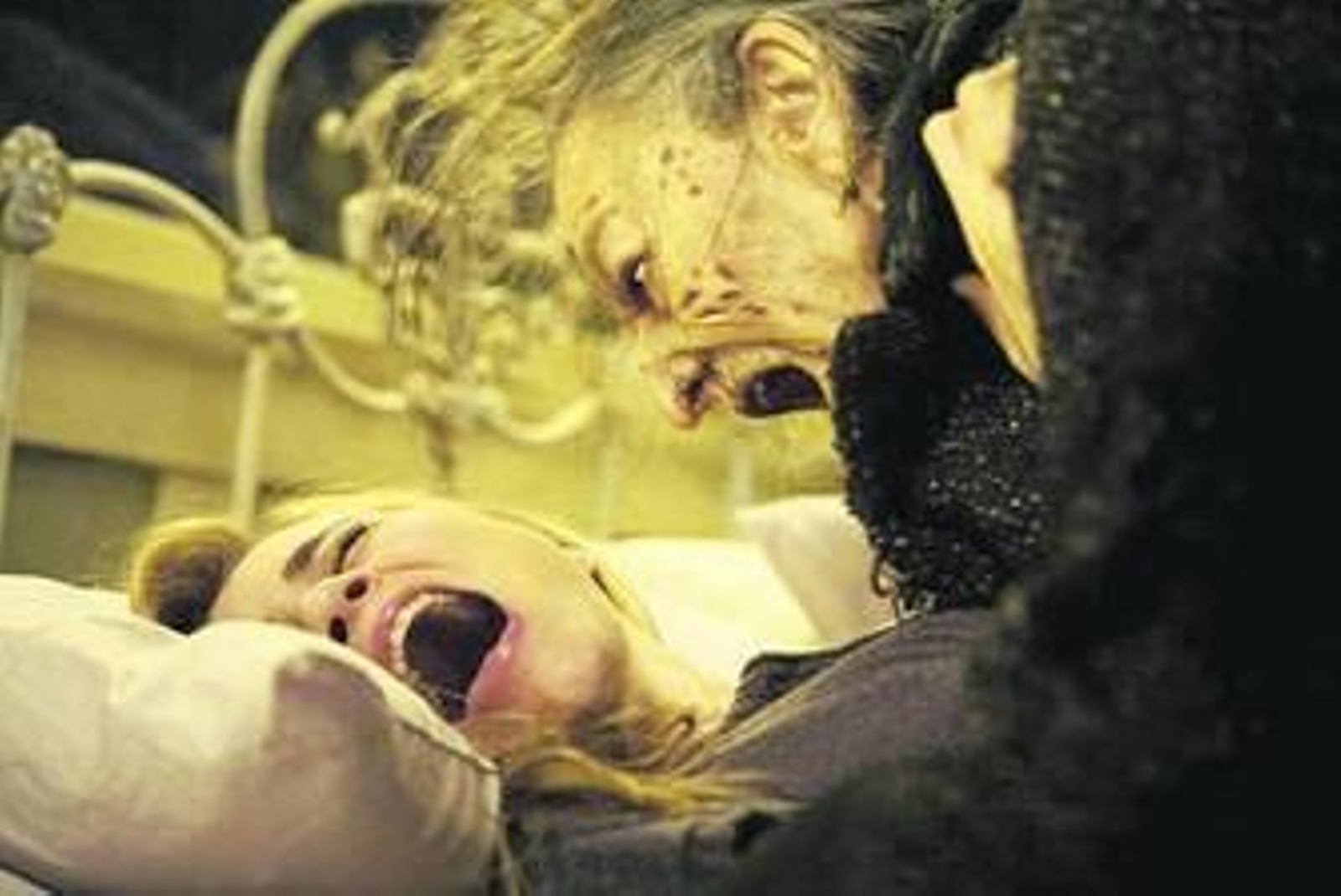 Una terrorífica escena de 'Arrástrame al infierno', la nueva película de Sam Raimi que llega hoy a las pantallas españolas.