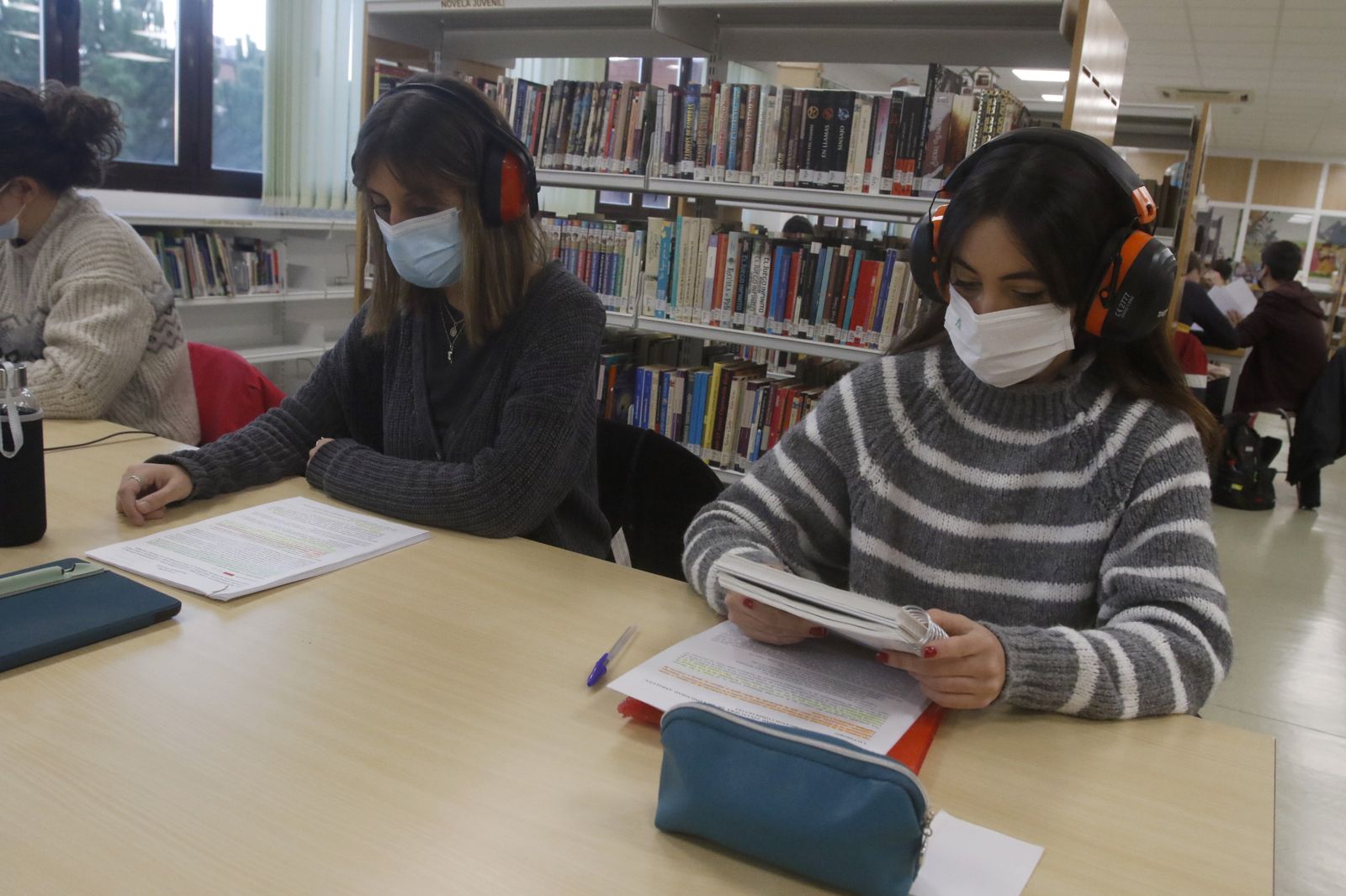 María José Vicente y Maribel Serrano estudian para las oposiciones en una biblioteca
