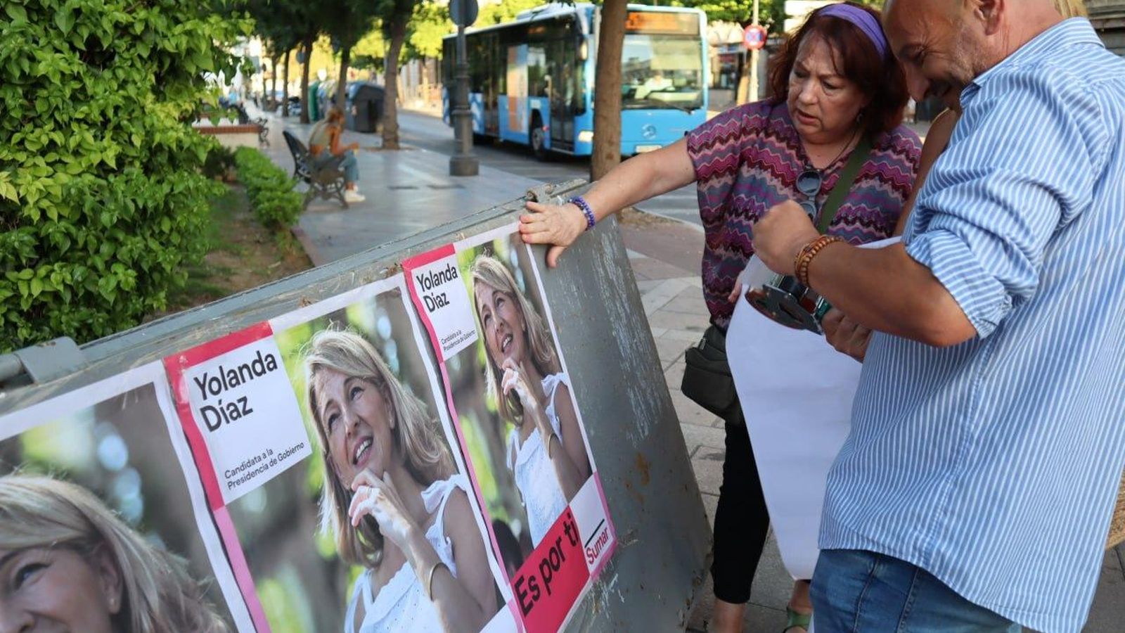 Raúl Ruiz-Berdejo, de la candidatura de Sumar, colocando carteles de Yolanda Díaz.
