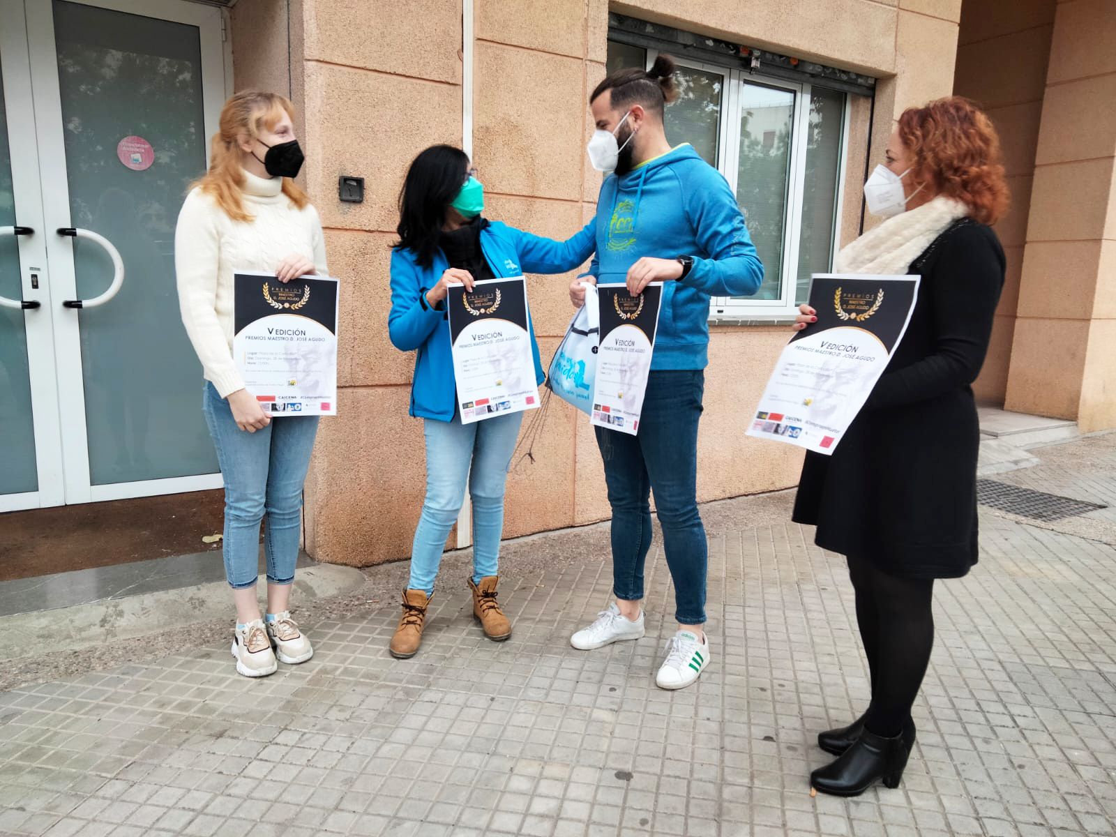 Representantes de IU Huétor Vega junto a representantes de "Relevos X la Vida"