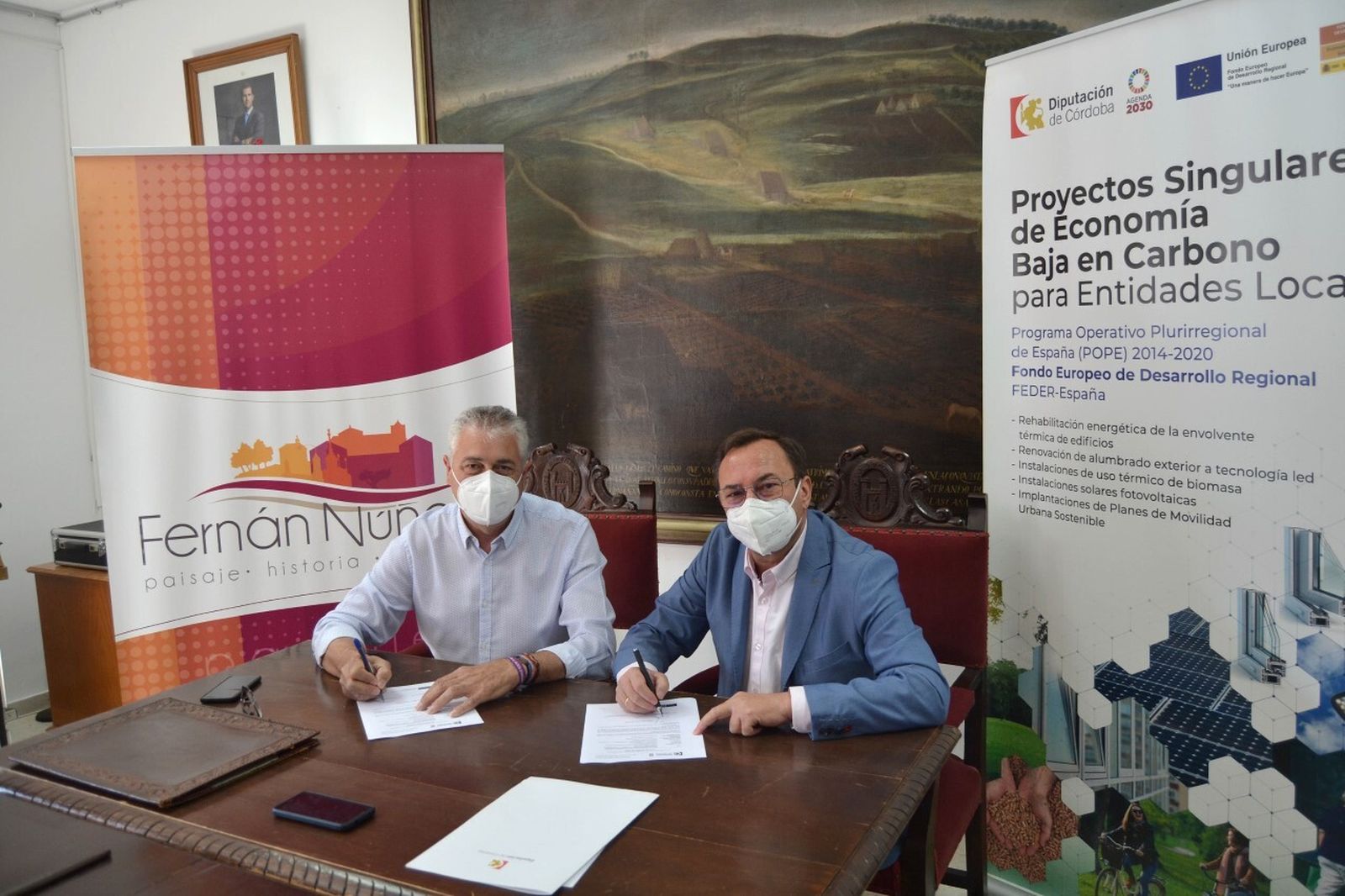 Momento de la firma en el Ayuntamiento de Fernán Núñez.