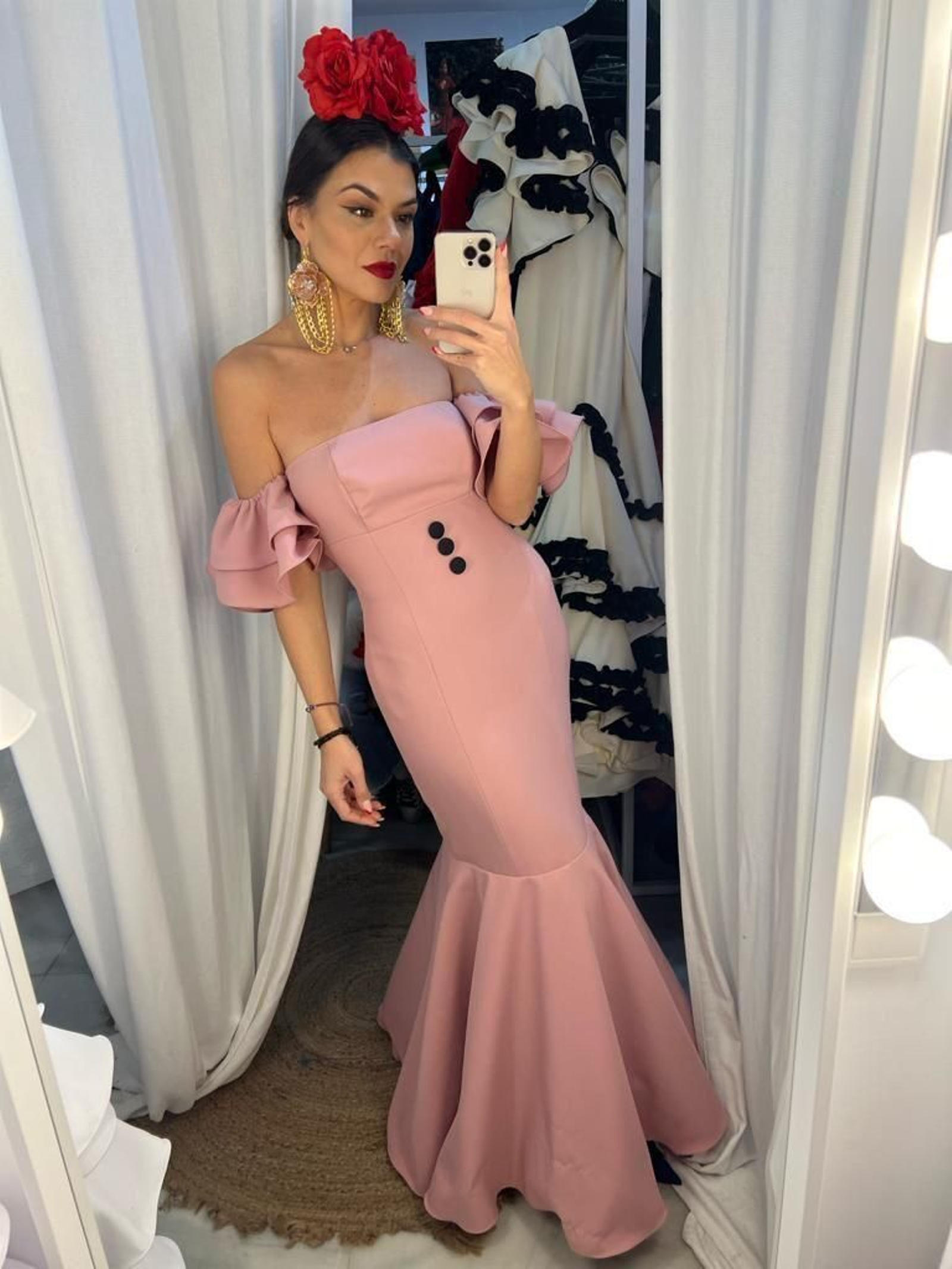 Mia Crespo con un traje de flamenca off shoulders.