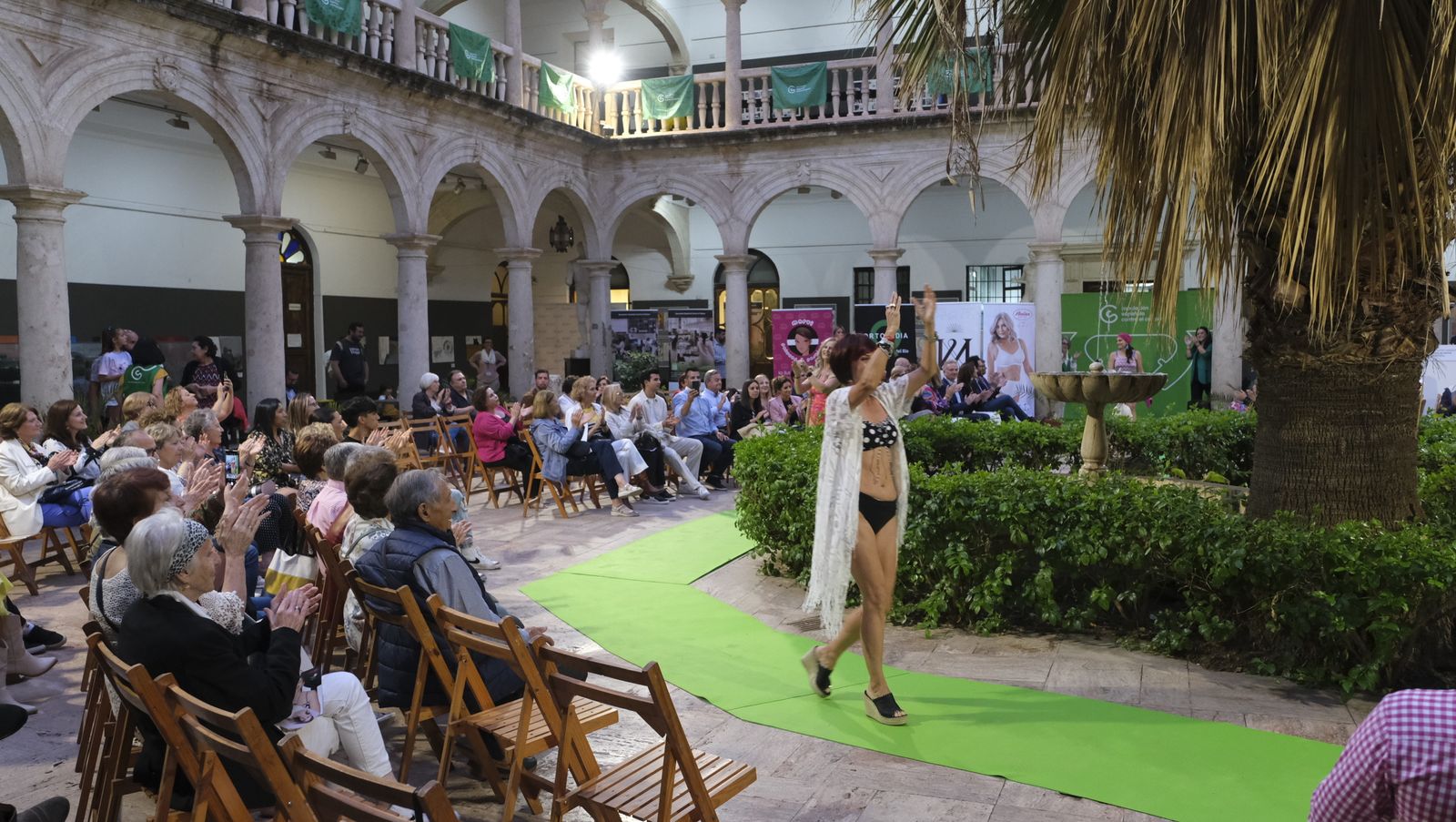 Imágenes del desfile benéfico contra el cáncer, en la Escuela de Artes de Almería