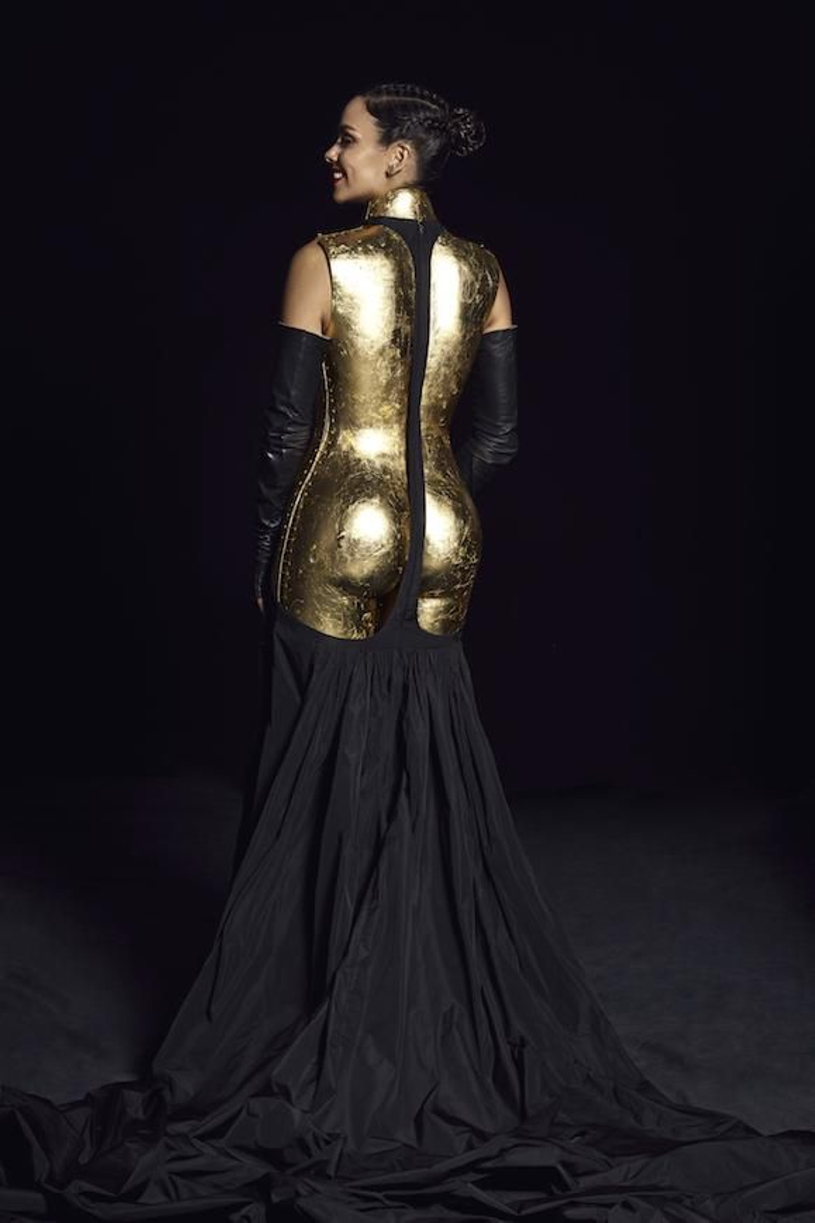 La armadura dorada por su trasera