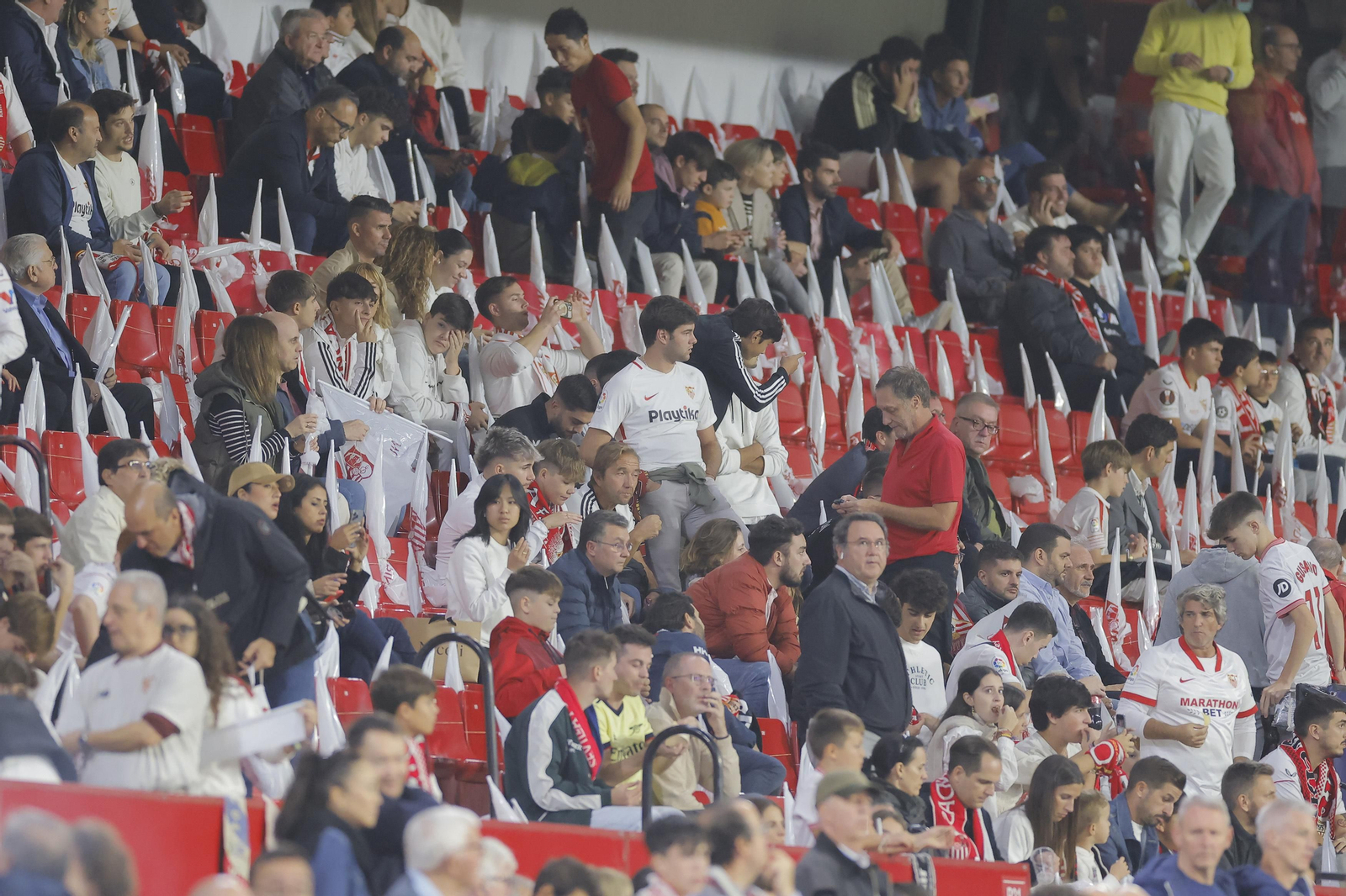 Búscate en las fotos del Sevilla-Arsenal