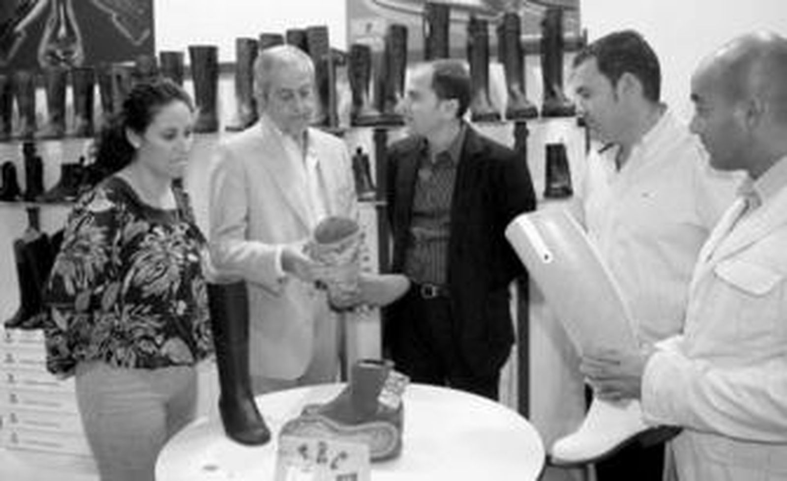 Los representantes municipales y los fabricantes de calzado valverdeño, en uno de los stands de Modacalzado.