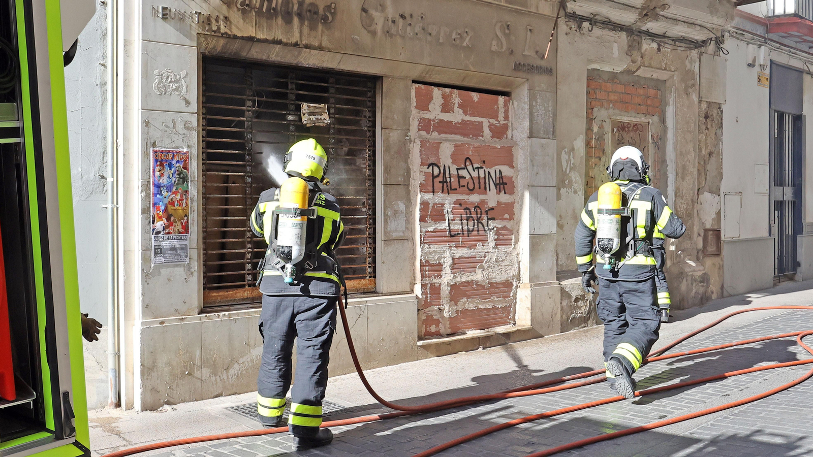 Los bomberos de Jerez intervienen en un incendio de un inmueble en calle Bizcocheros