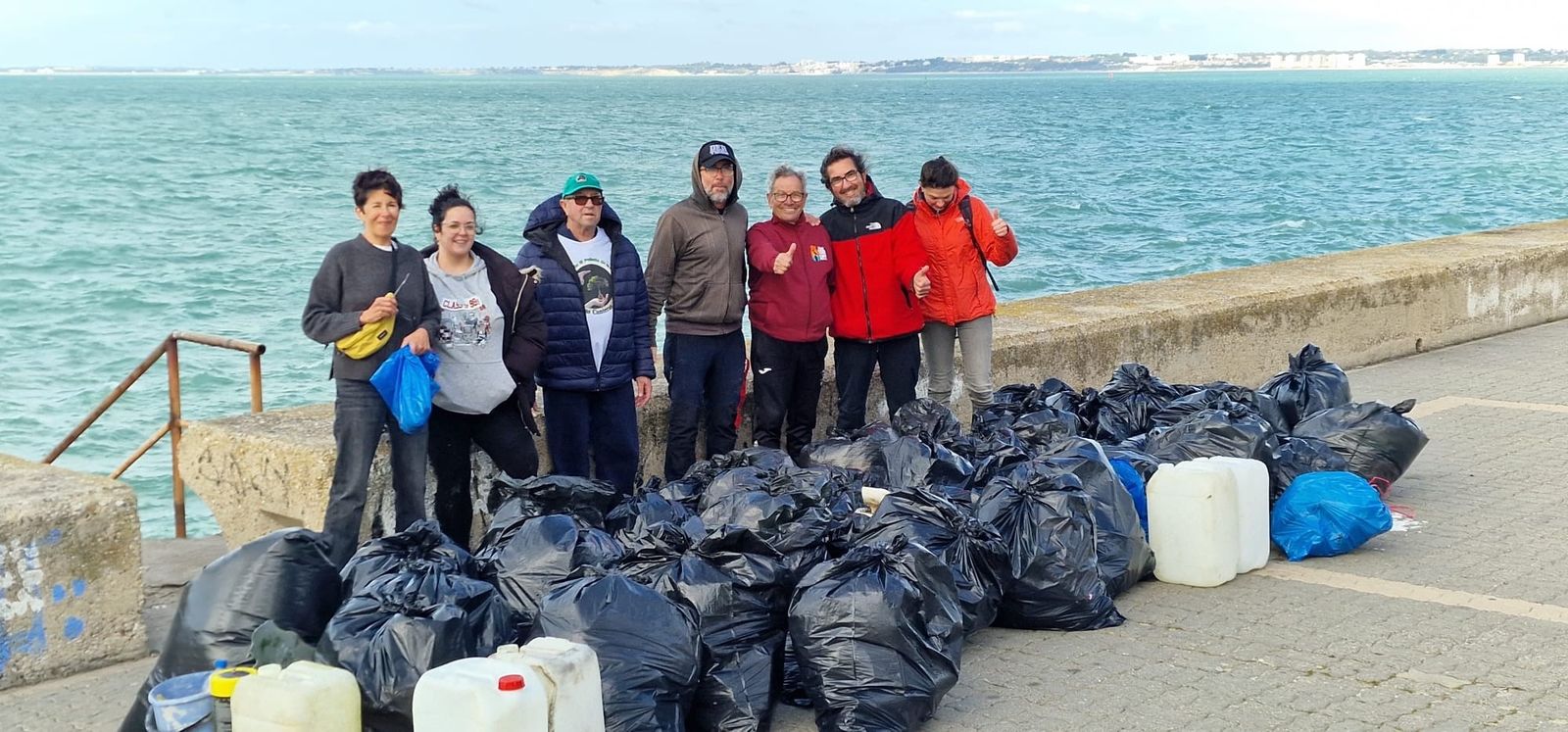 Quique Bolsitas con los voluntarios que realizaron ayer esta acción medioambiental.