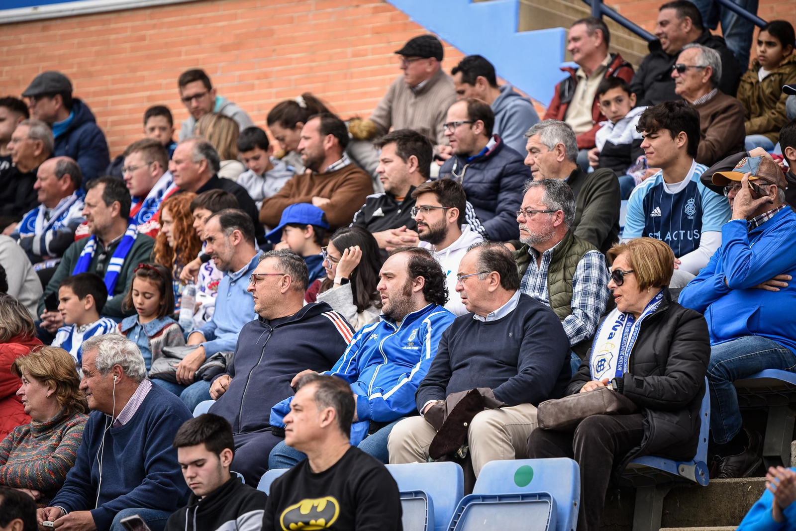 Imágenes de la afición en el Colombino en el Recreativo - Antequera