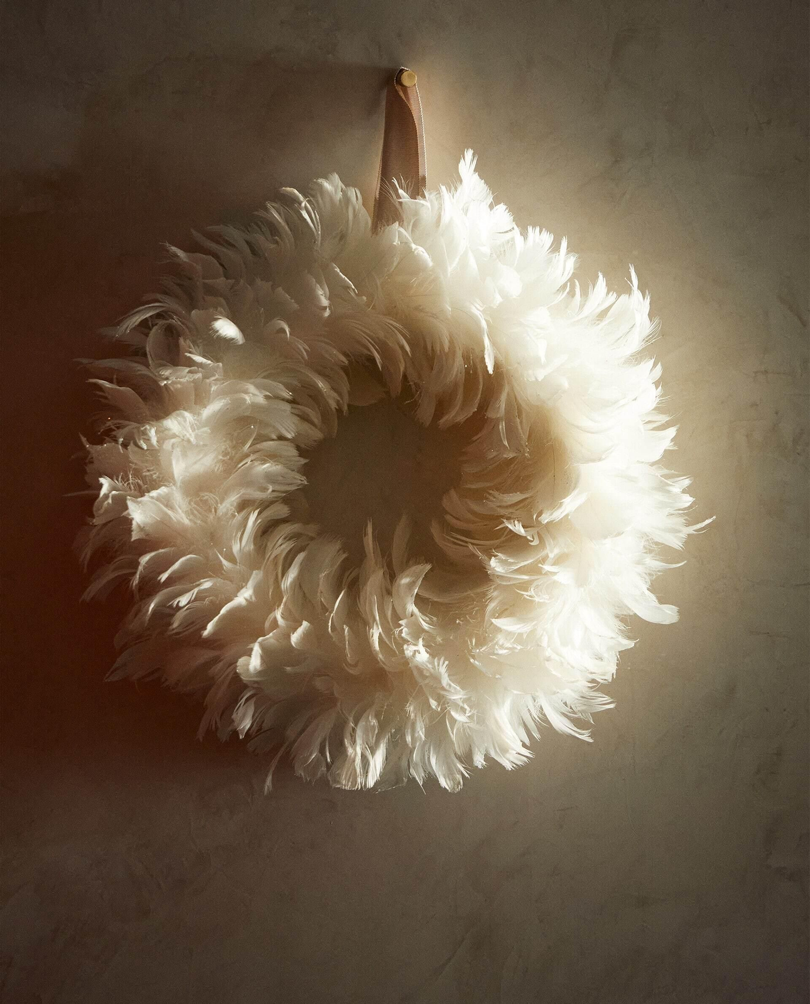 Corona de Navidad de plumas (Zara).