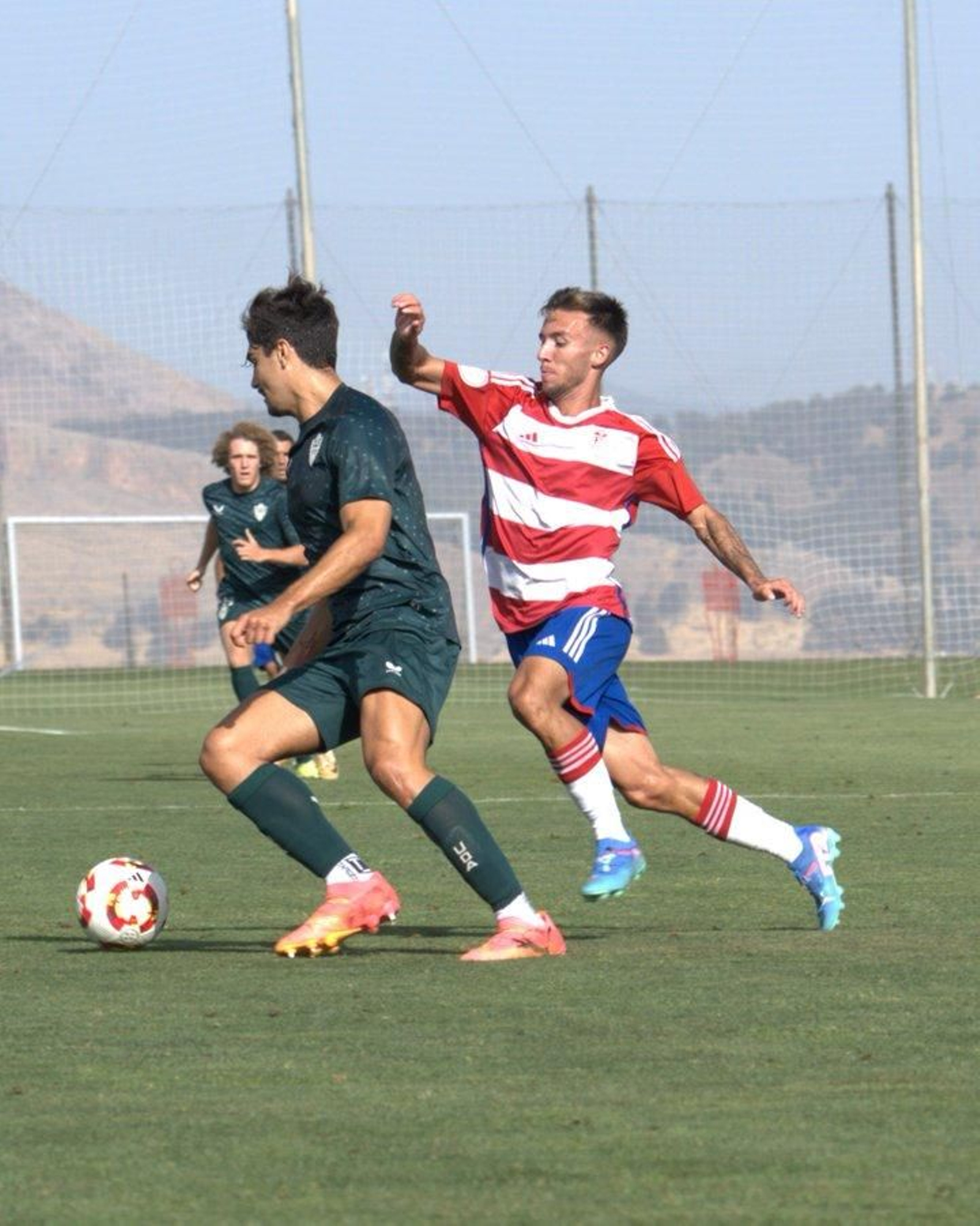 Mario González en duelo de pretemporada con el Recreativo Granada.