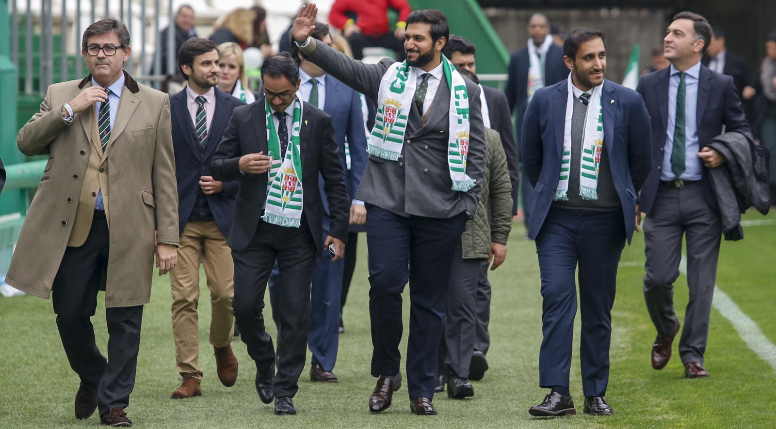 El presidente del Córdoba CF, Abdulla Al-Zain, saluda a los aficionados en El Arcángel.