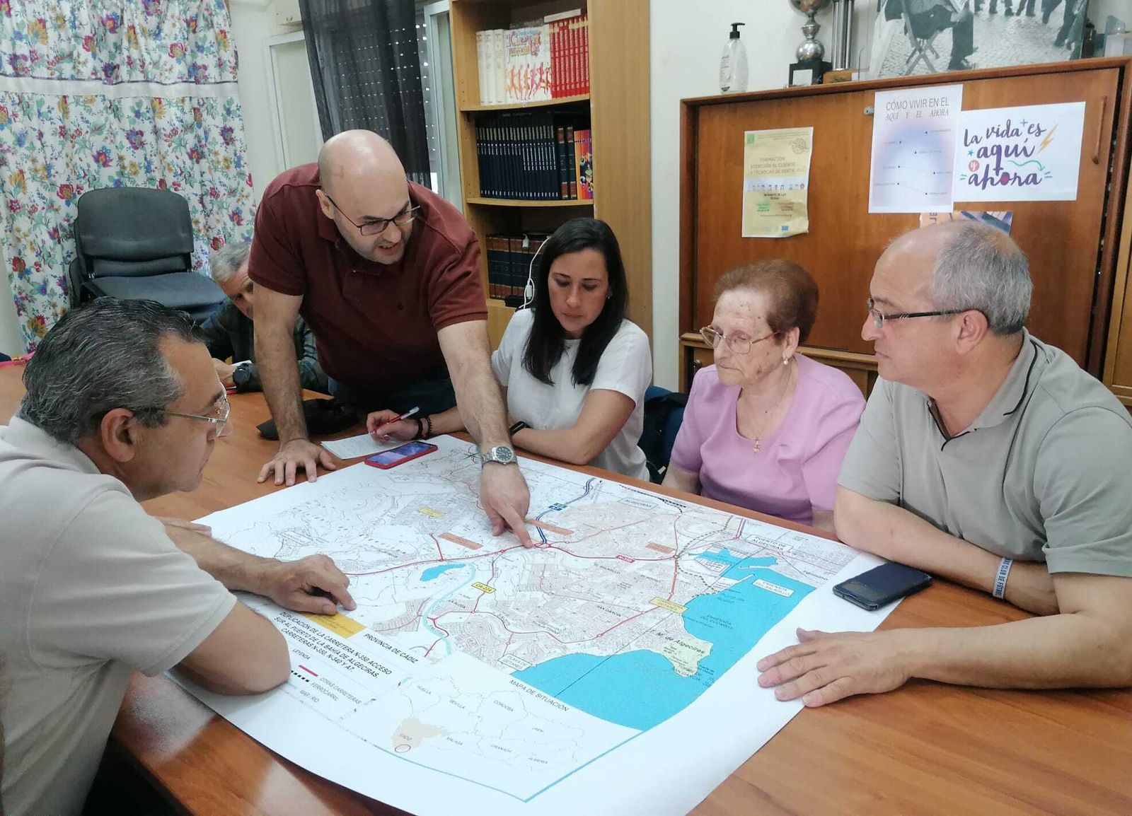La reunión entre responsables del PSOE y vecinos de Los Pastores.