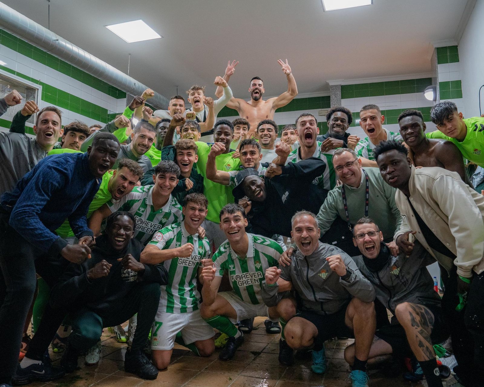 Los futbolistas del Betis Deportivo celebran de forma eufórica el triunfo en el vestuario.