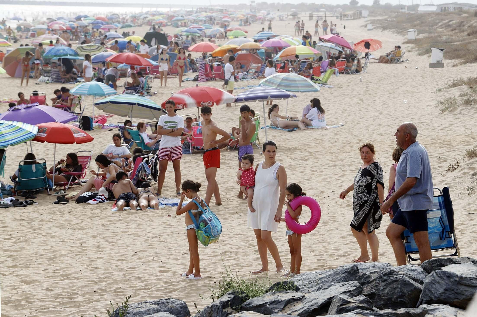 Ambiente en la playa de Mazagón en la tarde del martes, en imágenes