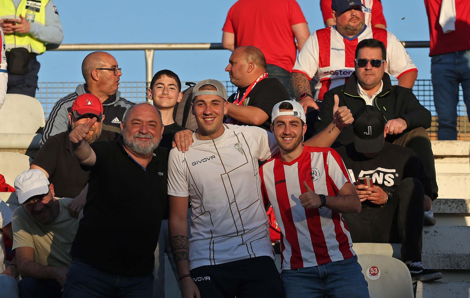 Fotos de la afición durante el Algeciras - Córdoba en el Nuevo Mirador