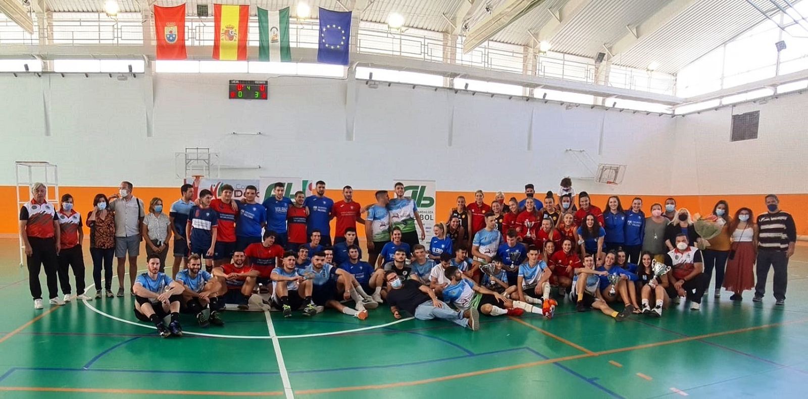 Los equipos participantes junto las autoridades y la familia de Jesús M. Mochón Cano.