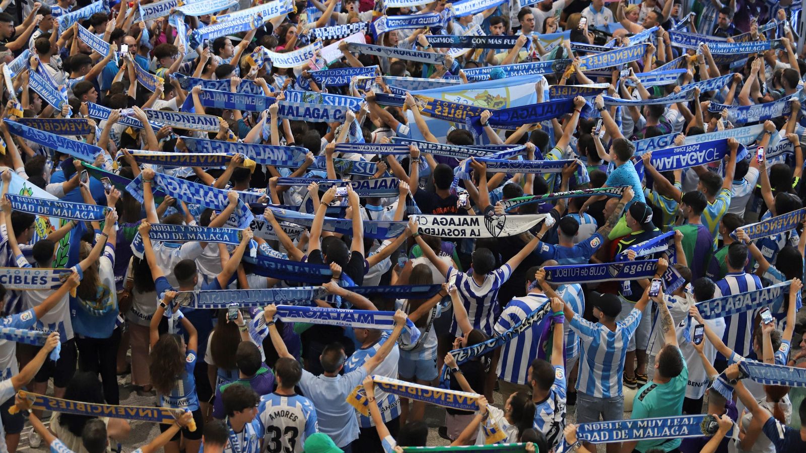 Las fotos de la afición despidiendo al Málaga en el aeropuerto antes de ir a Tarragona