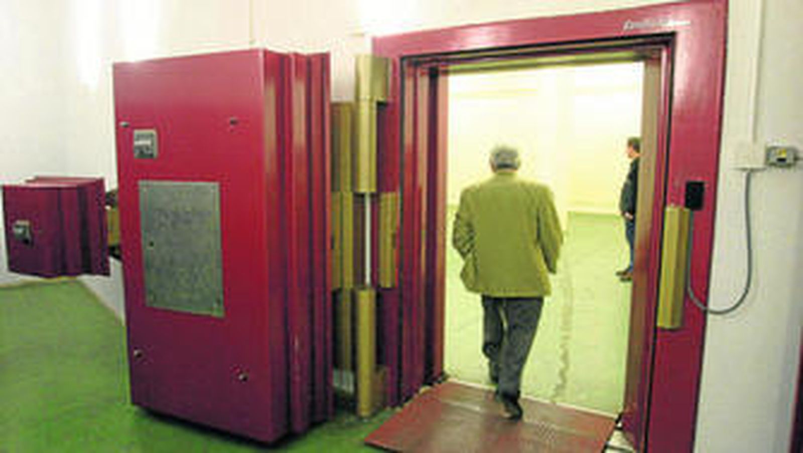 Imagen de la cámara acorazada del antiguo Banco de España en Cádiz.