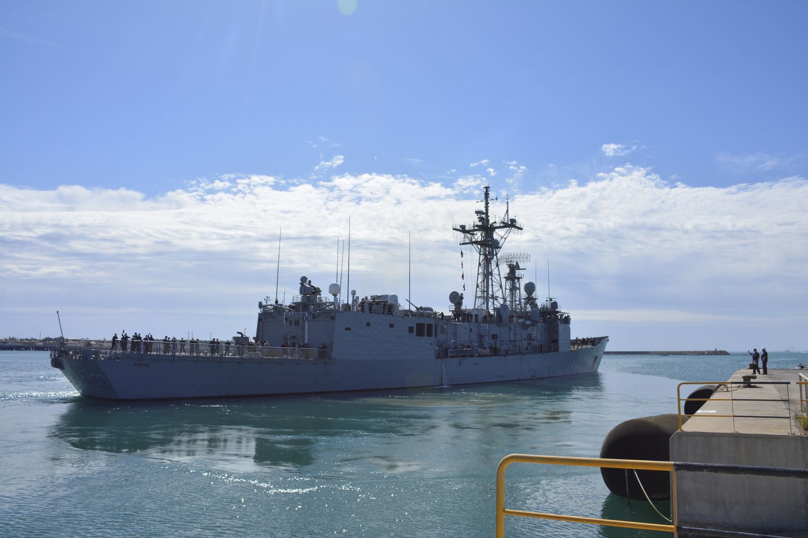 La fragata 'Navarra' zarpa de la base de Rota.