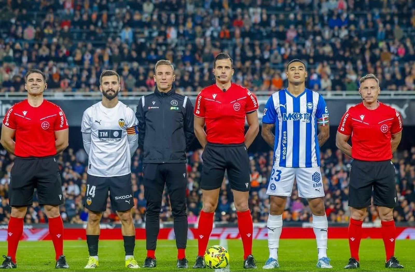 Guzmán Mansilla, junto a Gayá, Protesoni y su equipo arbitral.
