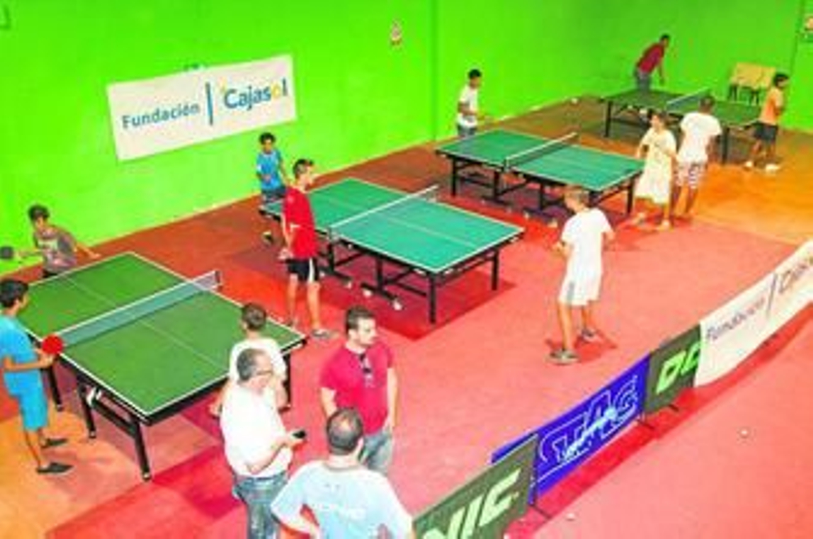 Niños del Polígono Sur participan en una de las jornadas de convivencia organizadas por el Club Tenis de Mesa Híspalis.