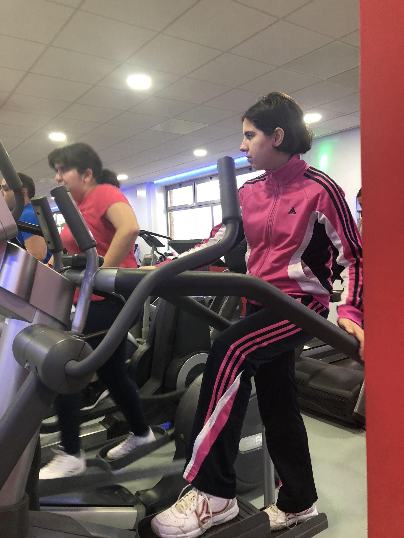 Usuarias de Autismo Cádiz en un gimnasio.