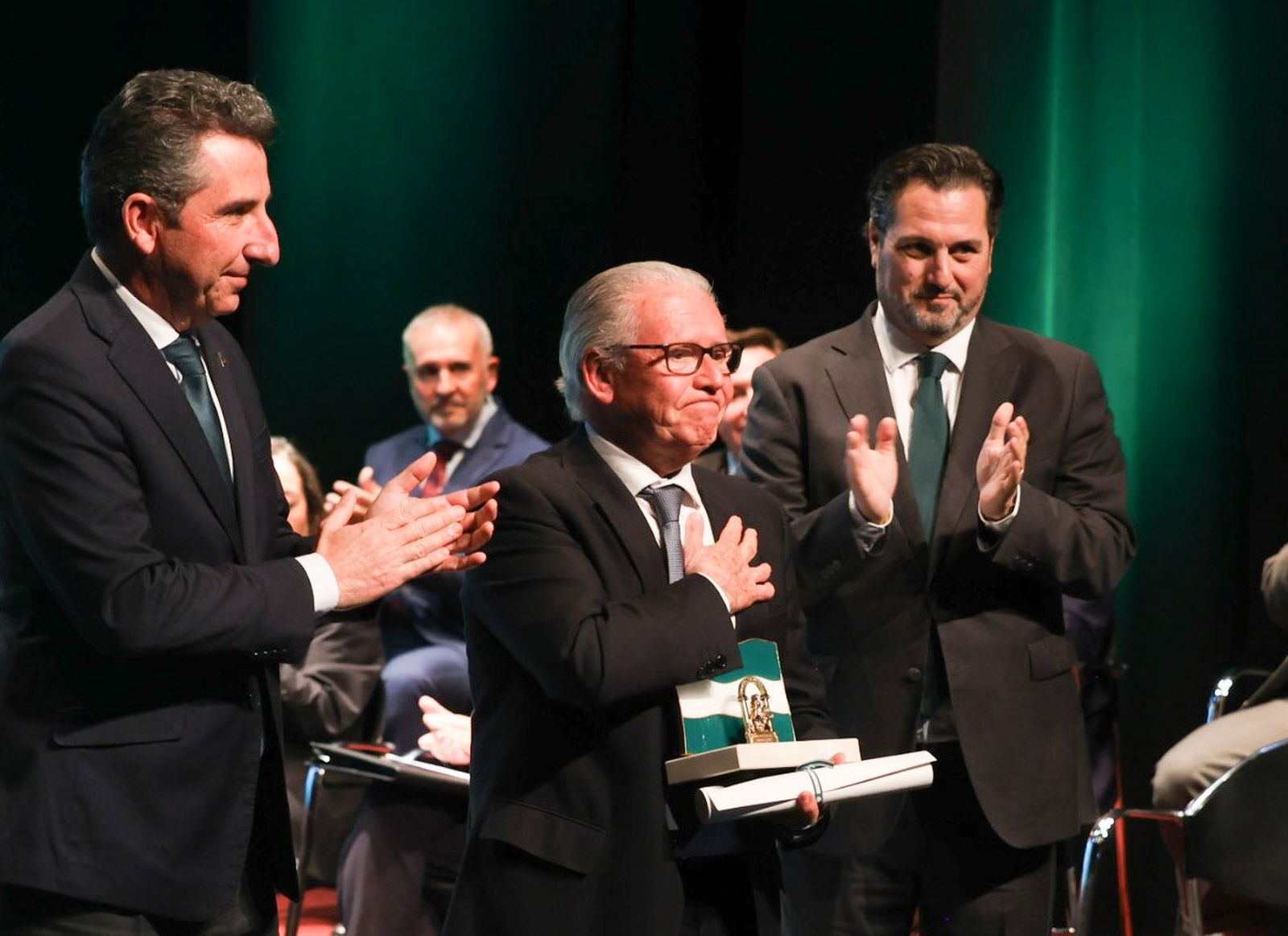 Manuel Ángel Vázquez Medel, al recibir esta semana la Bandera de Andalucía de la Junta en Huelva.