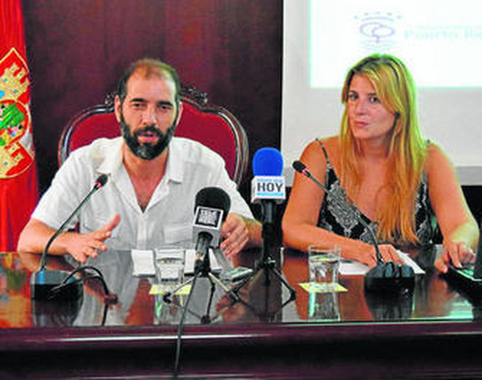 El alcalde, Antonio Romero, junto a la delega de Hacienda, Mónica González.