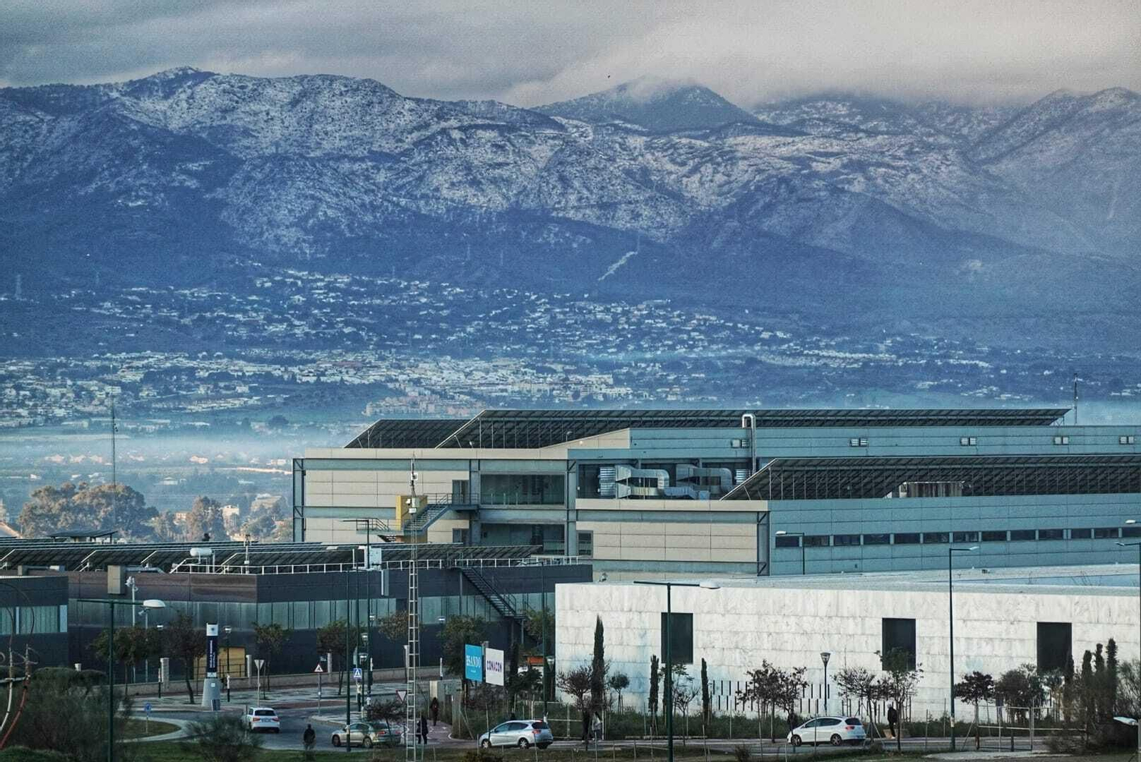 Vista de las montañas de Alhaurín de la Torre nevadas, desde la ampliación de la Universidad en Teatinos.