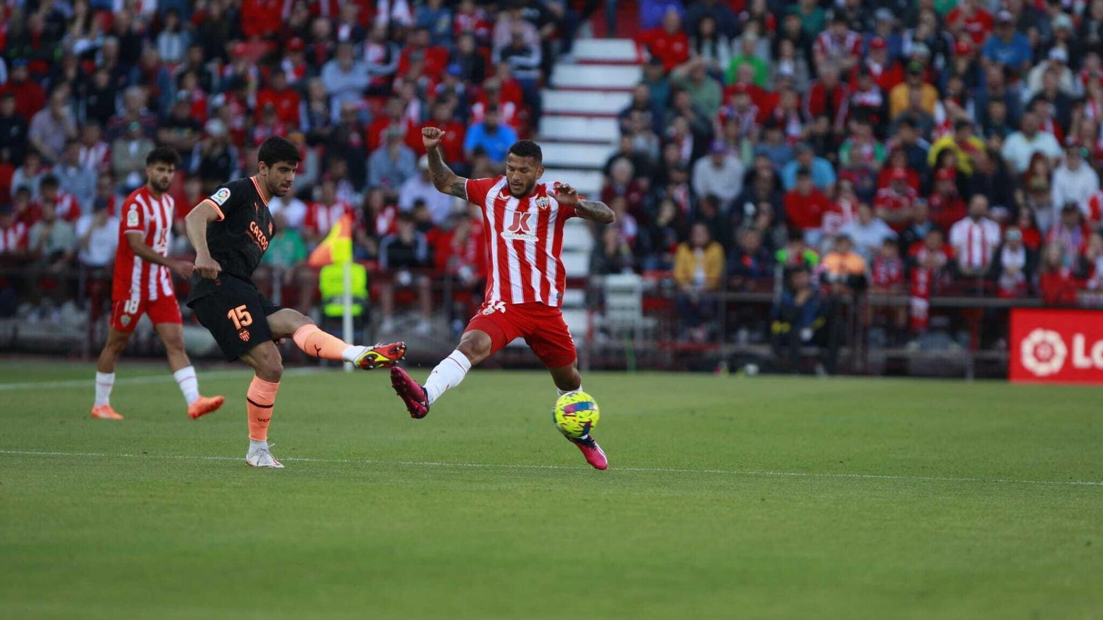 Luis Suárez volvió a luchar todos los balones