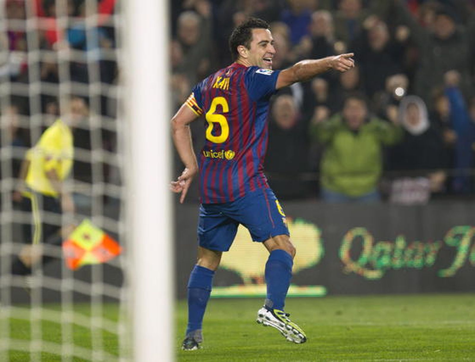 El Barcelona sufre para ganar con diez al Sporting de Gijón. / EFE