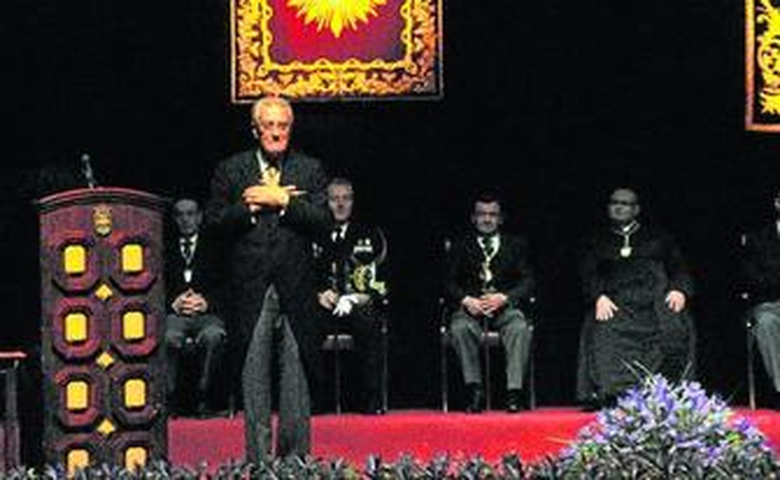 Manuel Muñoz Jordán, tras ser recibido con un largo aplauso, muestra su agradecimiento al público.