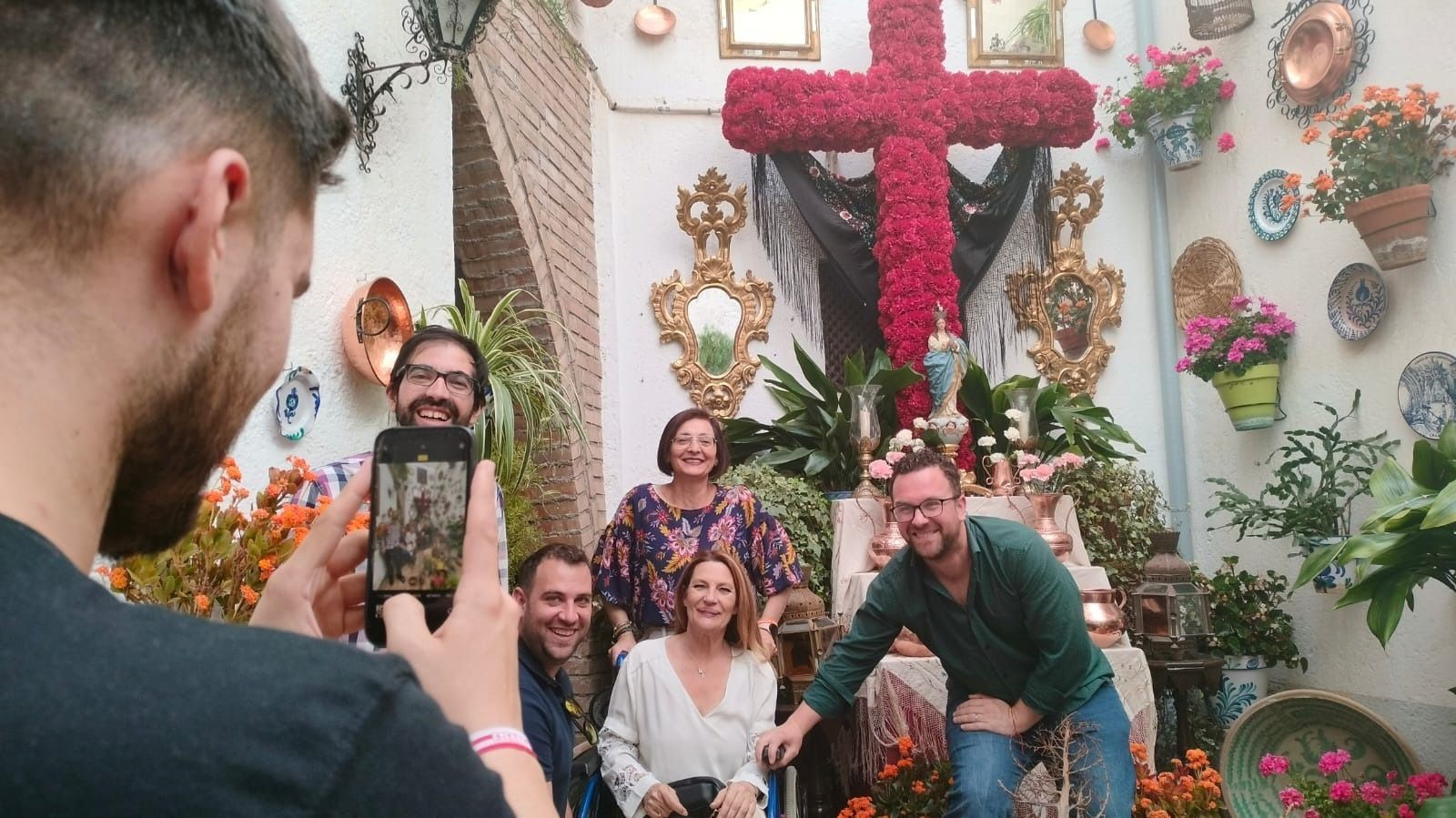 Concha Insúa, candidata a la Alcaldía de Granada, se saca una fotografía en una de las cruces de Granada