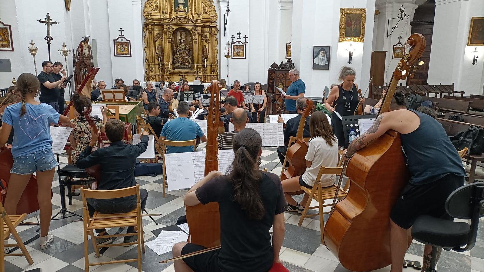 Multitud de alumnos en el curso de música antigua de Galaroza.