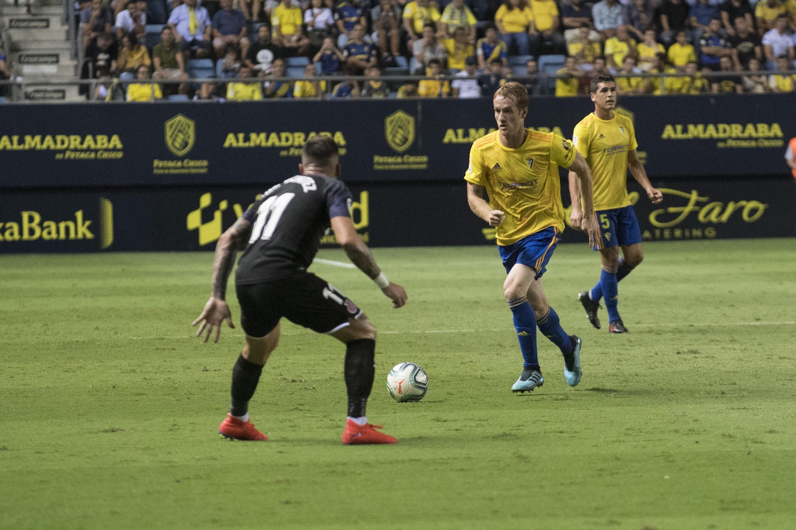 Álex Fernández, con el balón delante de Aday, jugador del Girona.