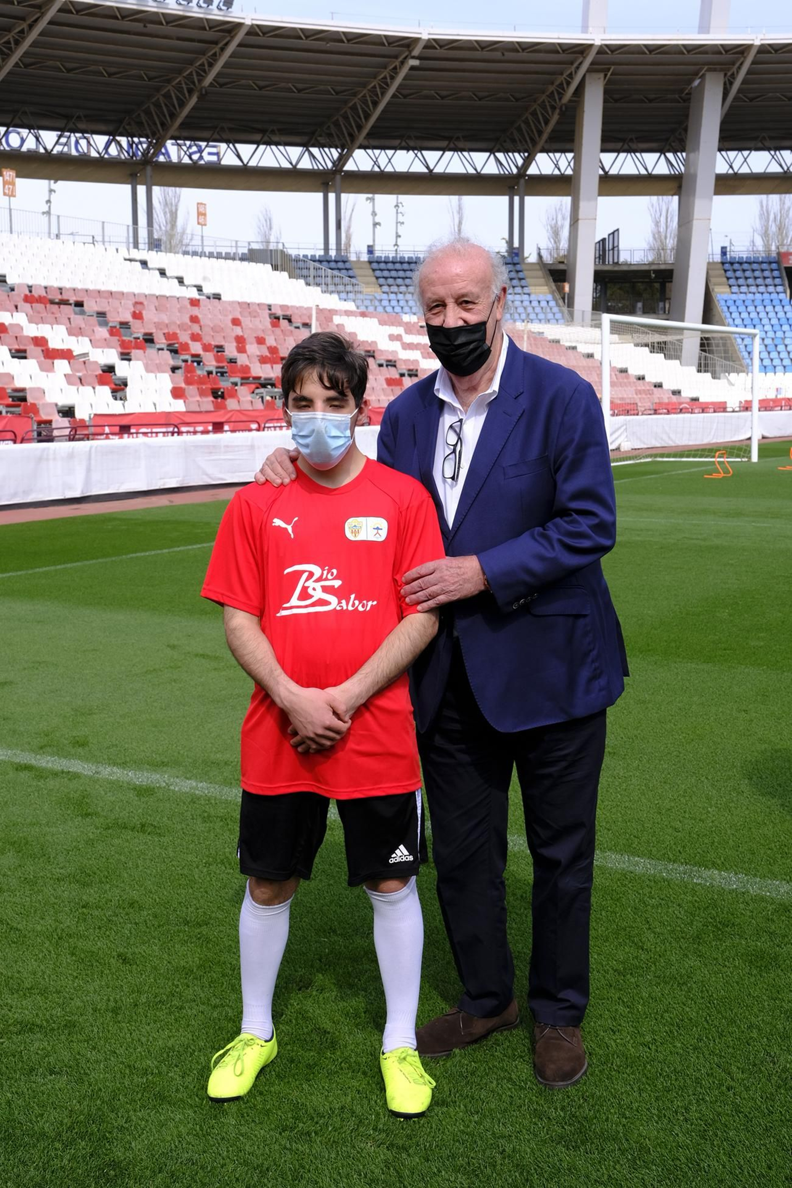 Fotogalería de la visita de Vicente del Bosque al equipo Genuine de la Fundación U.D. Almería