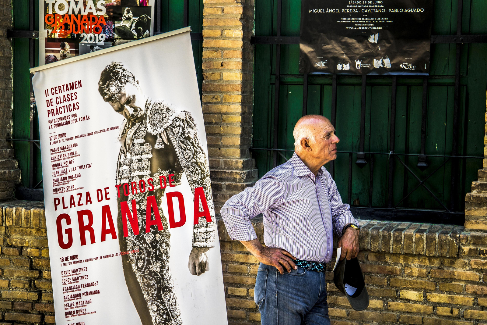 Un hombre descansa en la plaza de toros de Granada