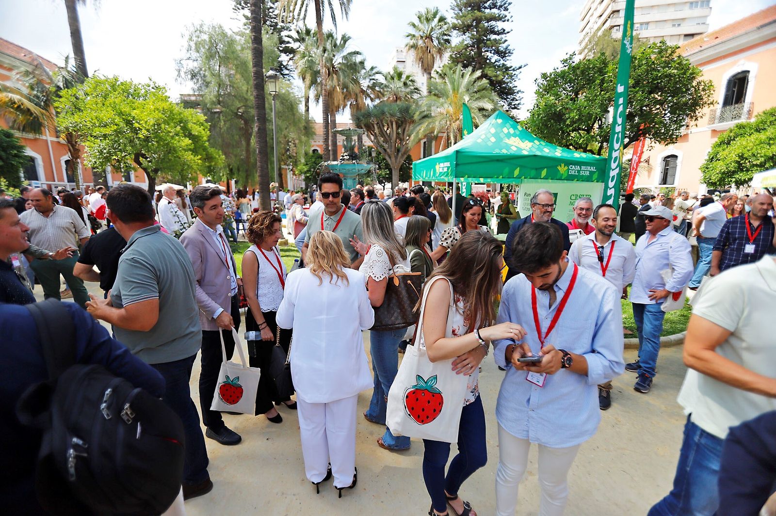 Ambiente en los jardines de la Casa Colón en el primer día del Congreso Internacional de Frutos Rojos