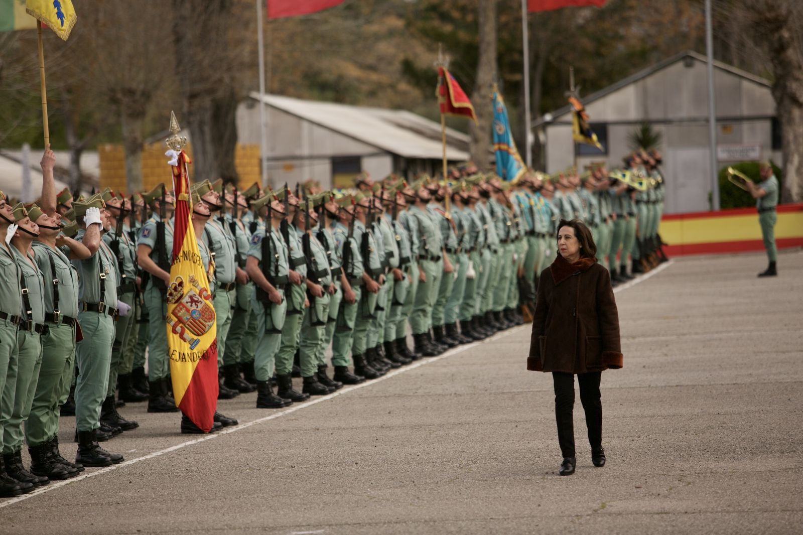 La ministra de Defensa pasa revista a los legionarios