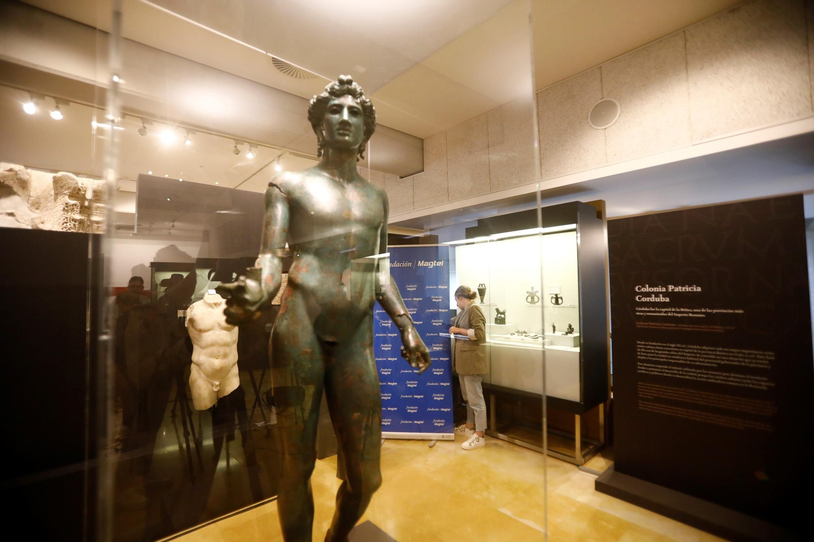 Los efebos de Pedro Abad ya lucen en el Museo Arqueológico de Córdoba, en imágenes