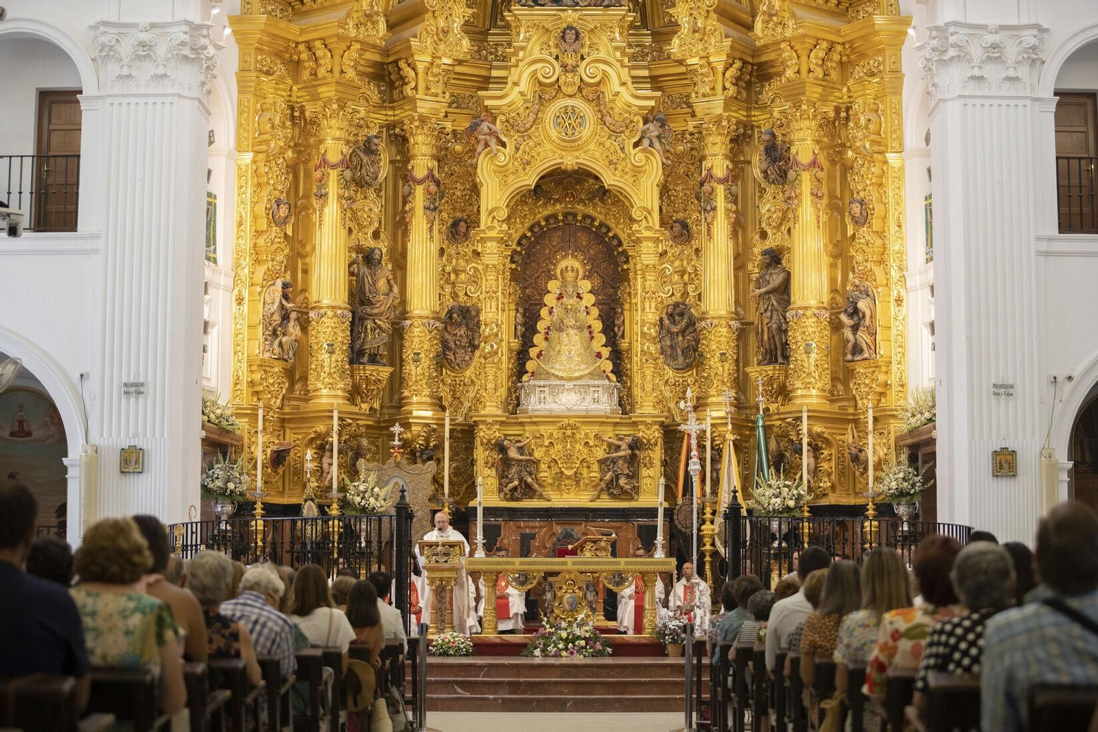 La ermita durante a misa en El Rocío Chico 2022.