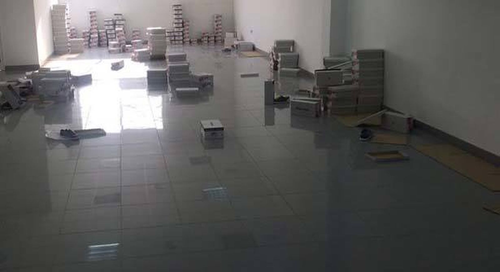 Roban 5.000 pares de zapatillas en el almacén de D'Original